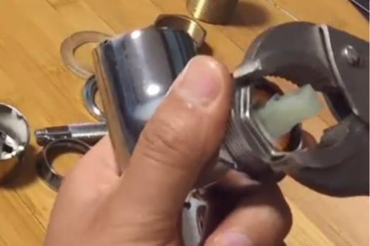 360旋轉(zhuǎn)水龍頭拆卸圖解，4個(gè)步驟輕松拆卸所有配件!